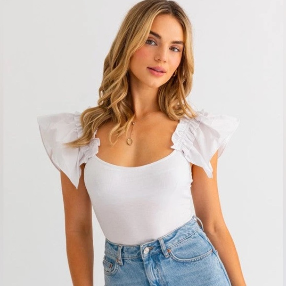 NWT White Ruffle Sleeved Bodysuit by Le Lis boutique Size Large